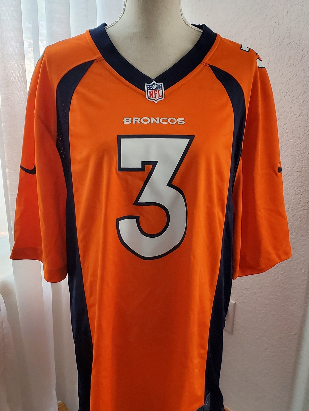 Nike Denver Broncos jersey featuring Russell Wilson's 3 Size Xl